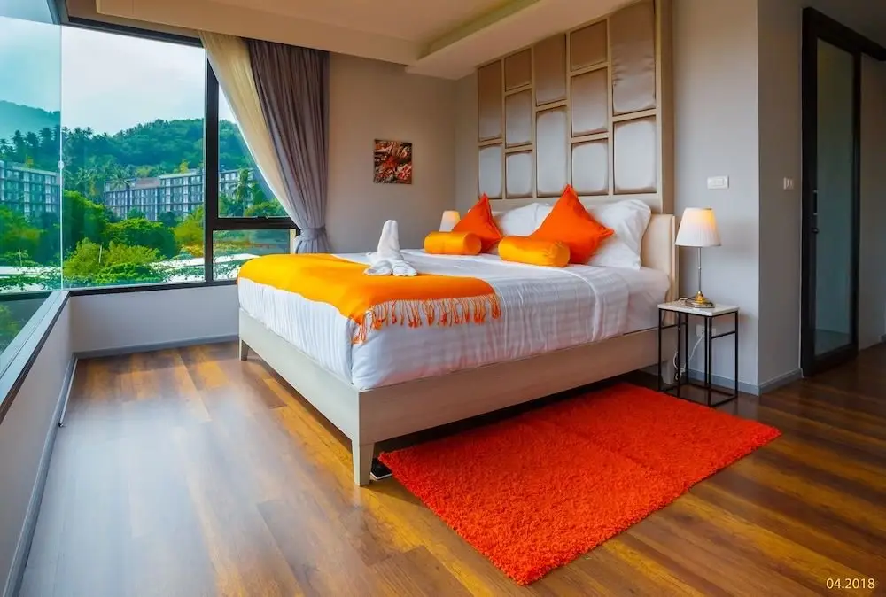 Тхаланг: 6th Avenue Phuket Surin - by Holy cow