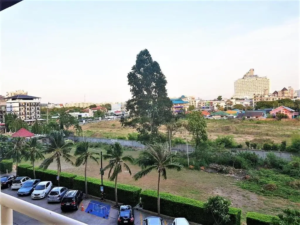Паттайя: Jomtien Beach Condo - Studio Close to the Beach