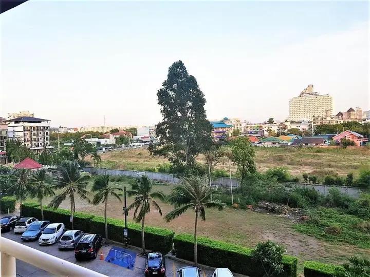 Паттайя: Jomtien Beach Condo - Studio Close to the Beach