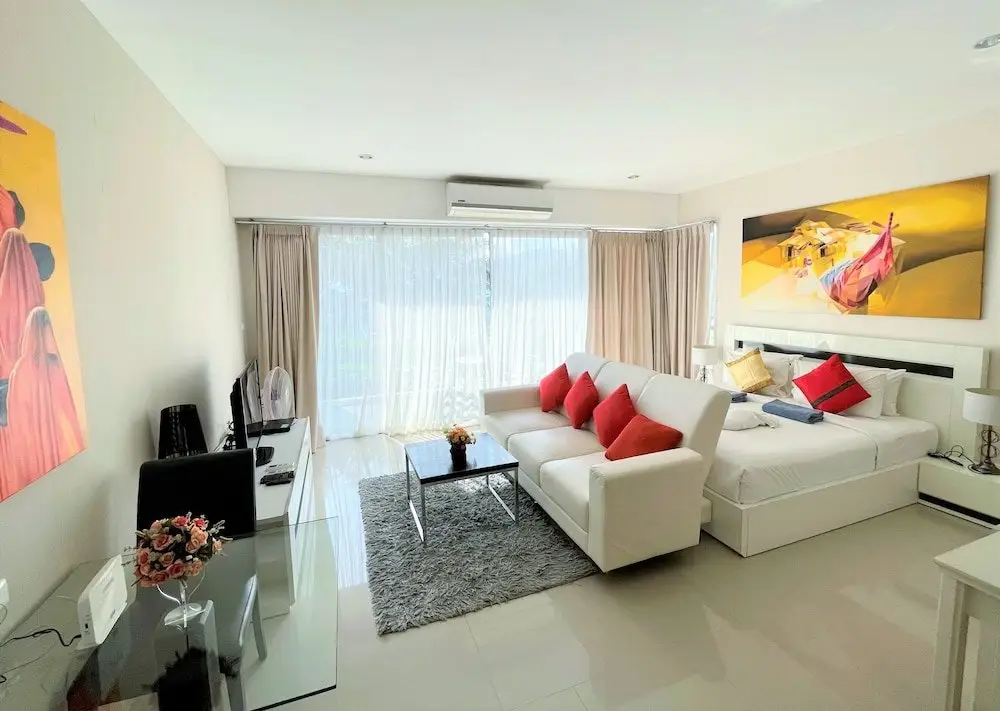 Муанг: Chic Condo apartment by Lofty