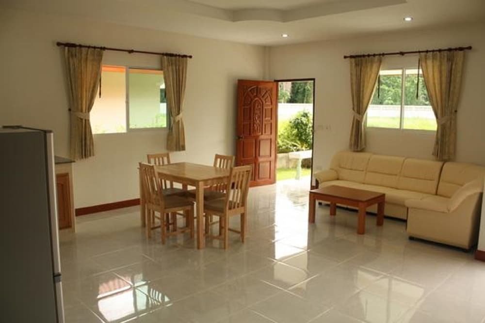 Муанг: Lovely House With Access to Large Swimming Pool and Near Chalong Pier Num001