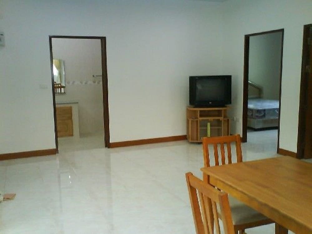 Муанг: Lovely House With Access to Large Swimming Pool and Near Chalong Pier Num001