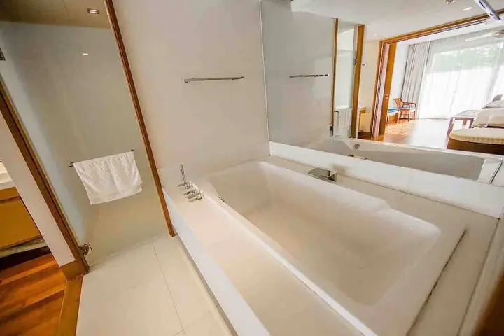Тхаланг: Beachfront 3br Luxe Plunge Pool On Naithon Beach
