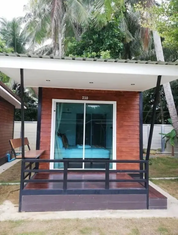 Старая часть Ланты: Phumiphat Resort  Koh Mook