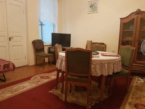 Зестафони: At Rezo's Inn