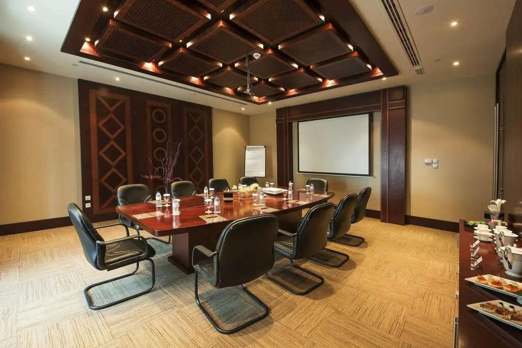Дубай: Emirates Grand Hotel