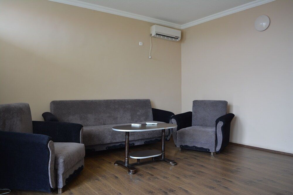Кварели: Hotel In The Middle of City