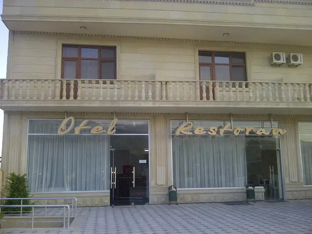 Шеки: Hotel Service