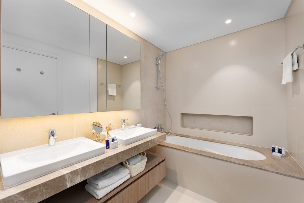 Дубай: Maison Privee - Trendy Apt on the Creek with Superb Dubai Skyline Vw