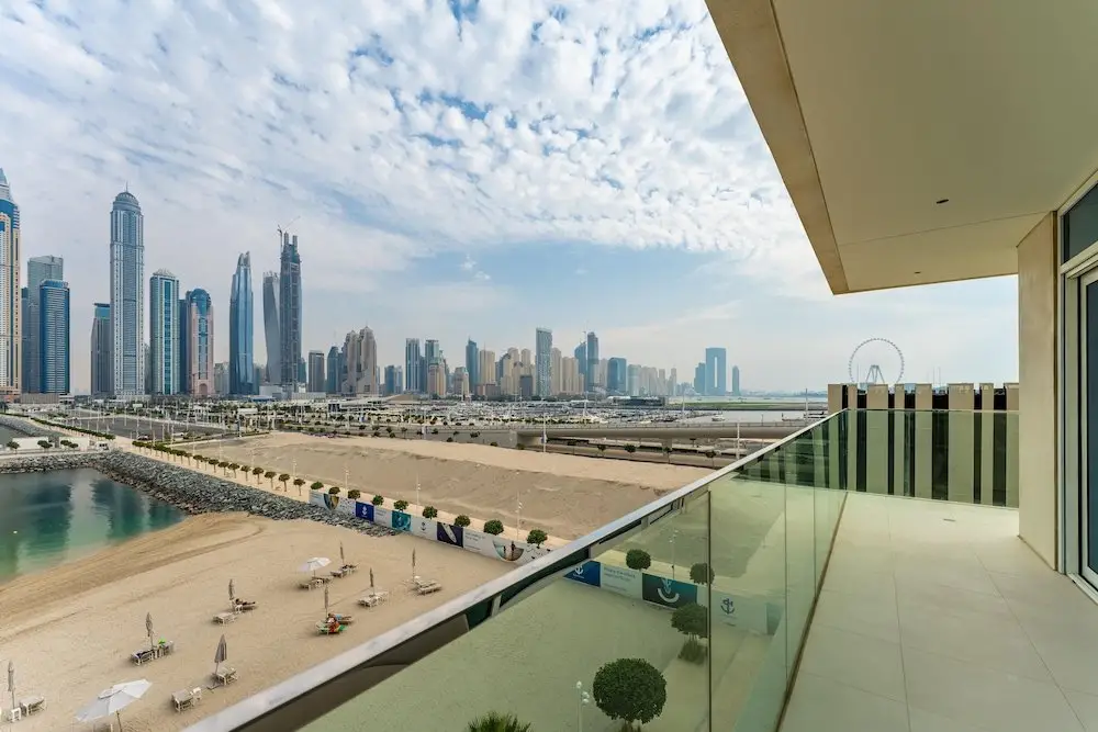 Maison Privee - Deluxe 3BR Apt w/ Dubai Marina View and Beach Access — фото 1