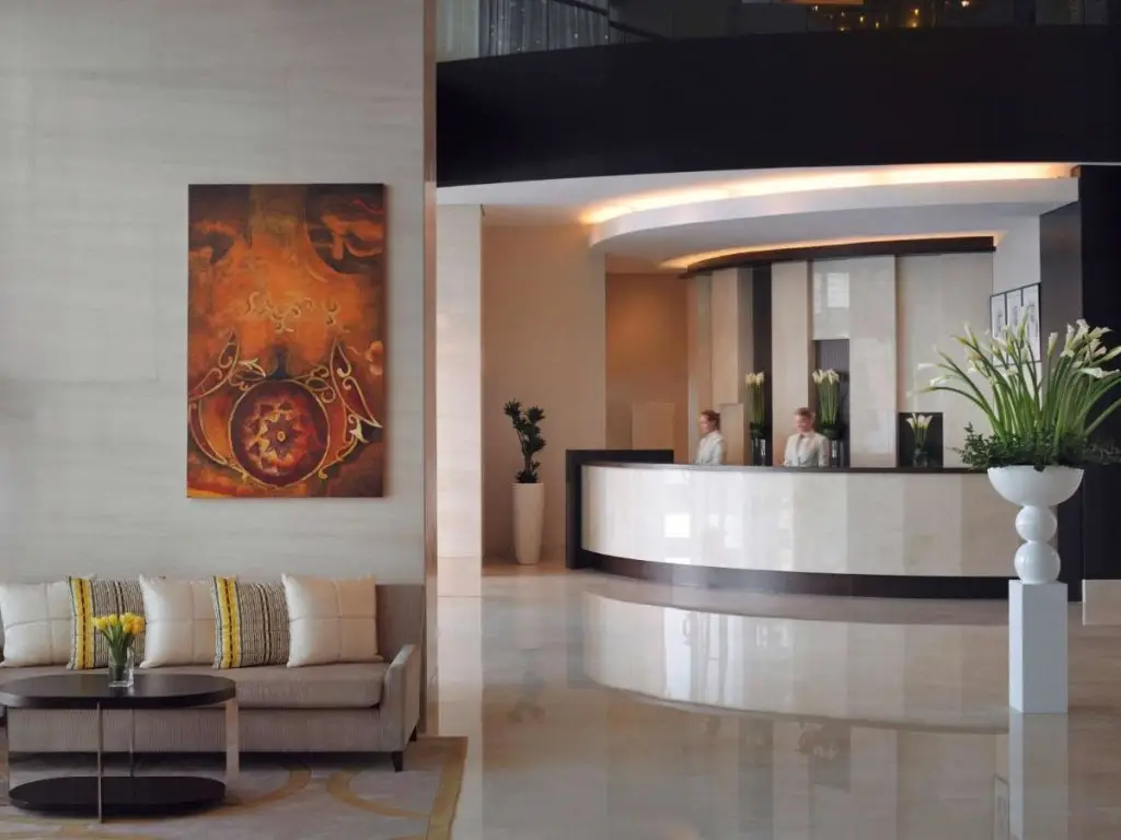 Дубай: Mövenpick Jumeirah Lakes Towers Hotel