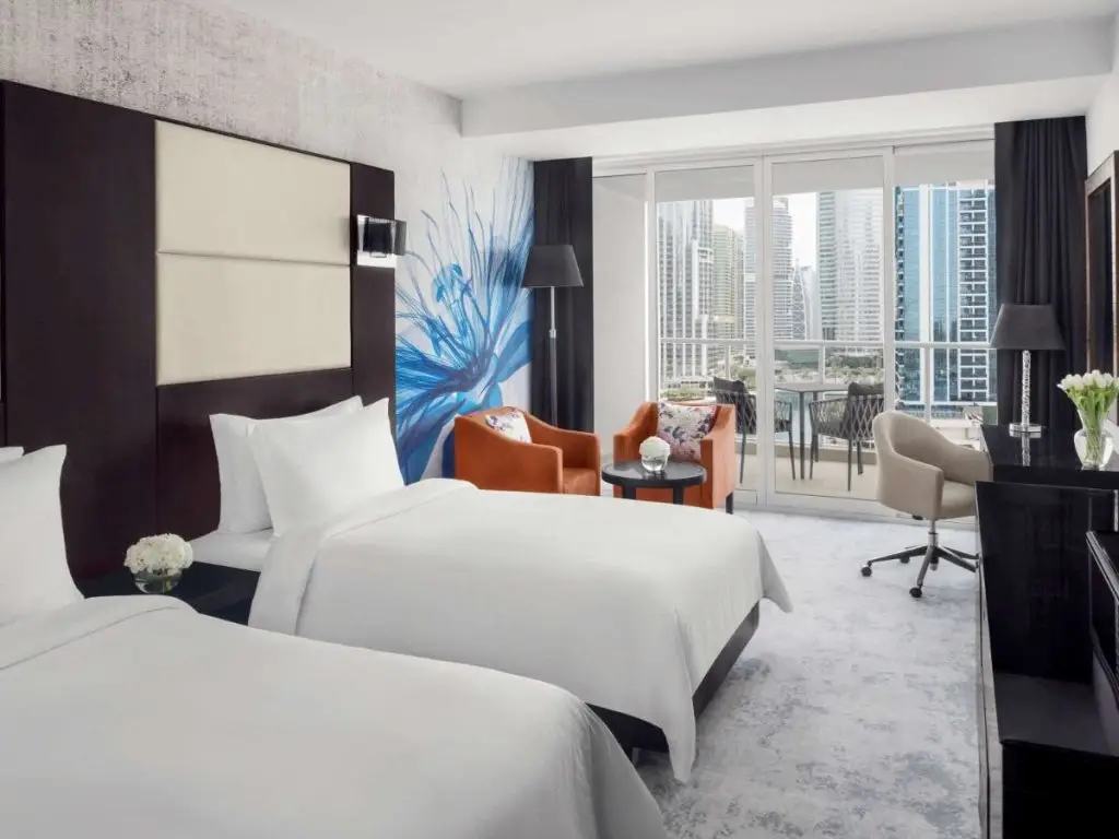 Дубай: Mövenpick Jumeirah Lakes Towers Hotel