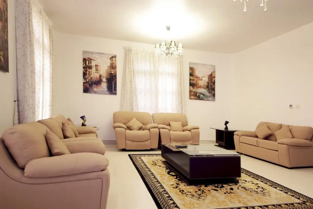 Дубай: Garden Villa In Falcon City