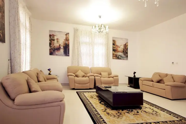 Дубай: Garden Villa In Falcon City