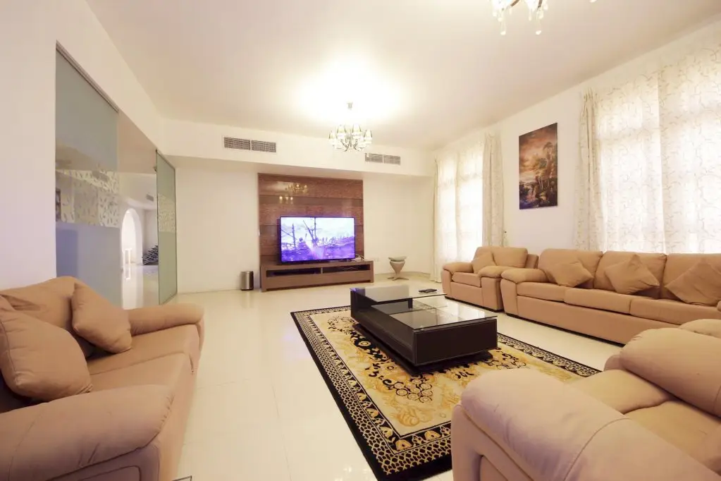 Дубай: Garden Villa In Falcon City