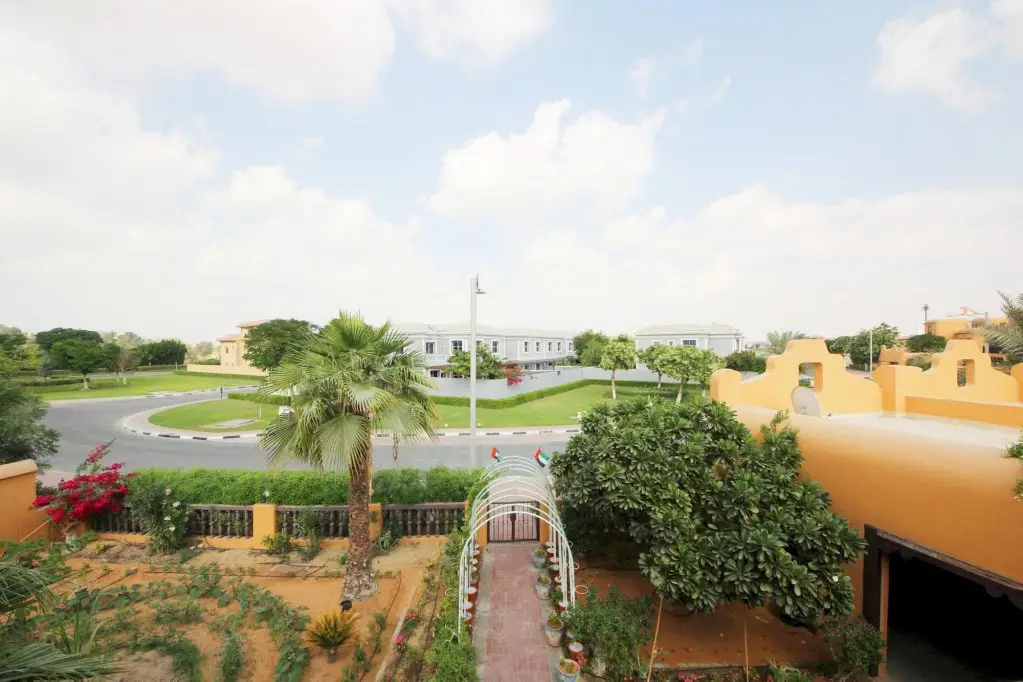 Дубай: Garden Villa In Falcon City