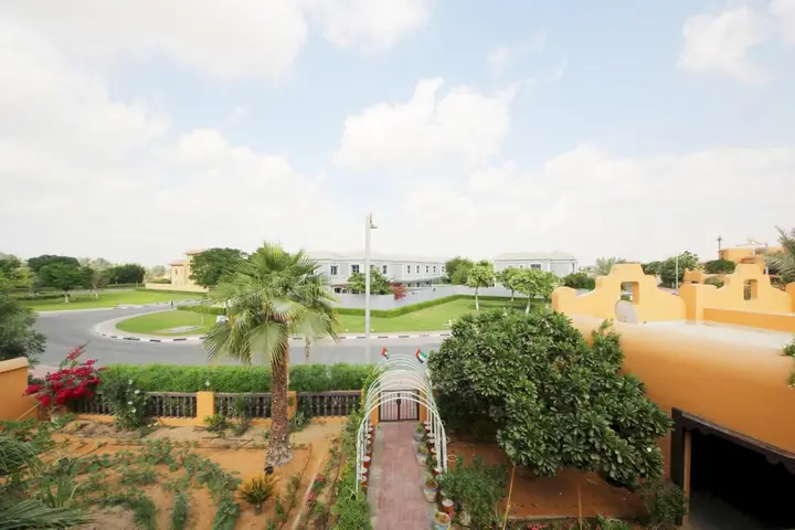 Дубай: Garden Villa In Falcon City