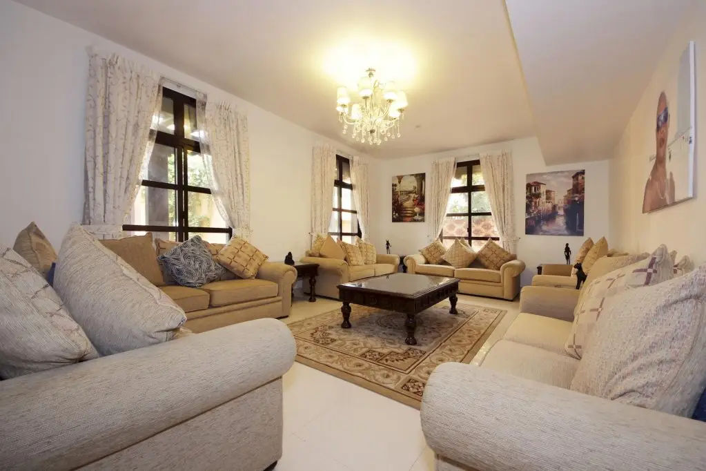 Дубай: Garden Villa In Falcon City