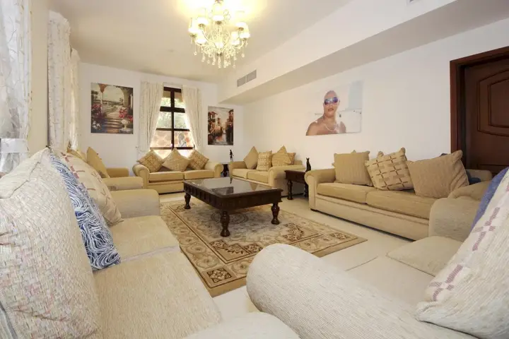 Дубай: Garden Villa In Falcon City