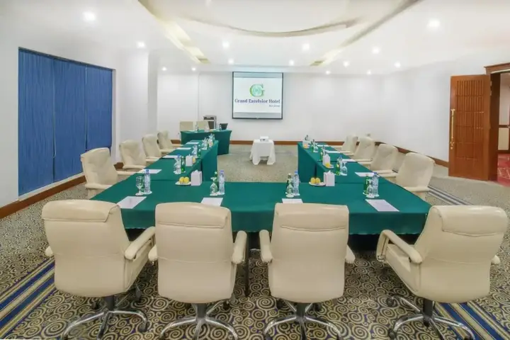 Дубай: Отель Grand Excelsior Hotel Bur Dubai