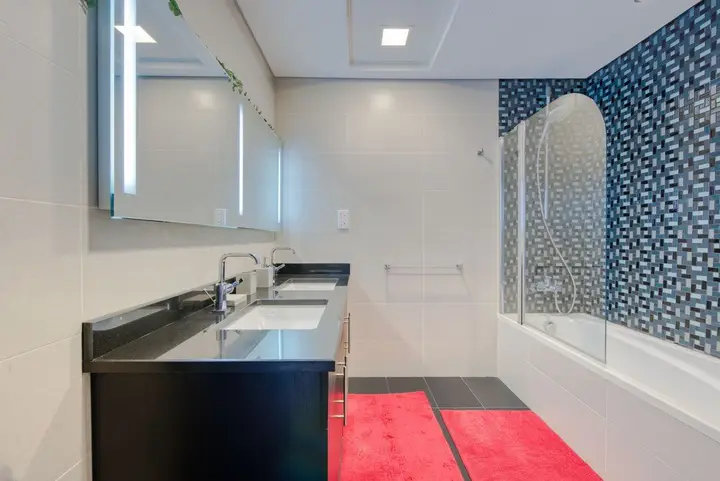 Дубай: Cayan Tower by Raine & Horne Holiday Homes