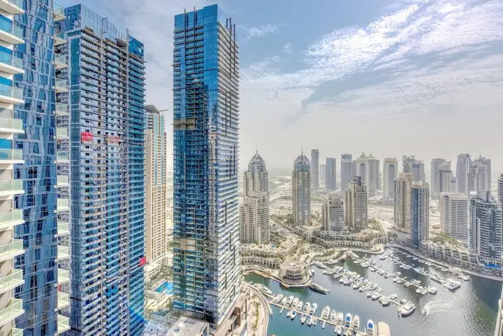 Дубай: Cayan Tower by Raine & Horne Holiday Homes