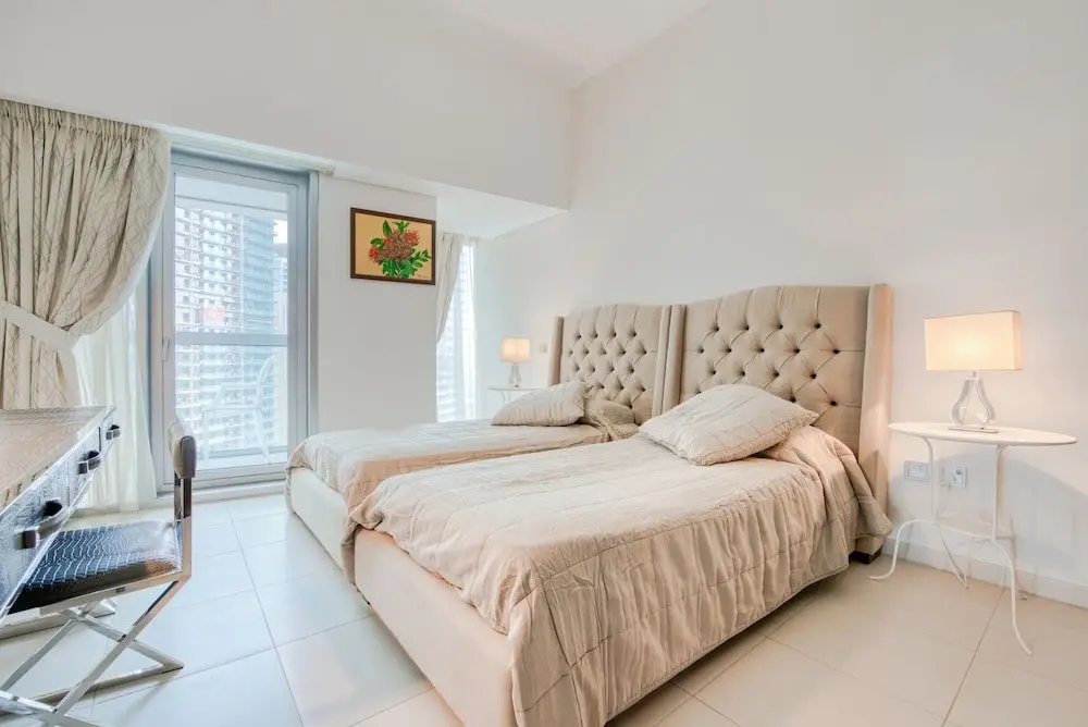 Дубай: Cayan Tower by  Raine & Horne Holiday Homes