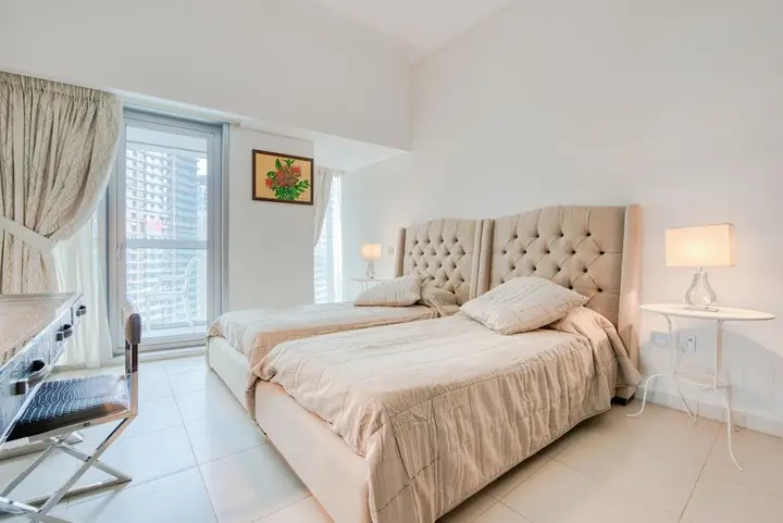 Дубай: Cayan Tower by Raine & Horne Holiday Homes