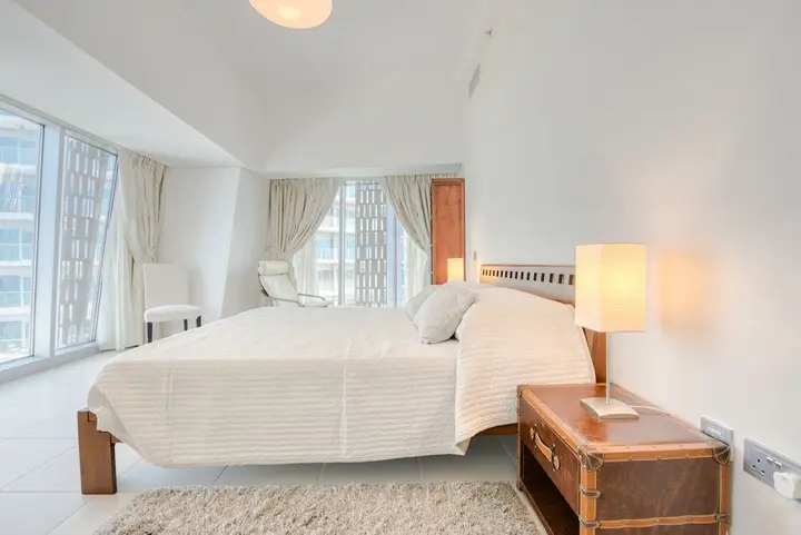 Дубай: Cayan Tower by Raine & Horne Holiday Homes