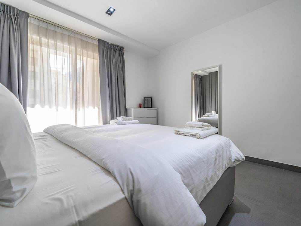Дубай: Luxury Waterfront Apartment with Beach Access