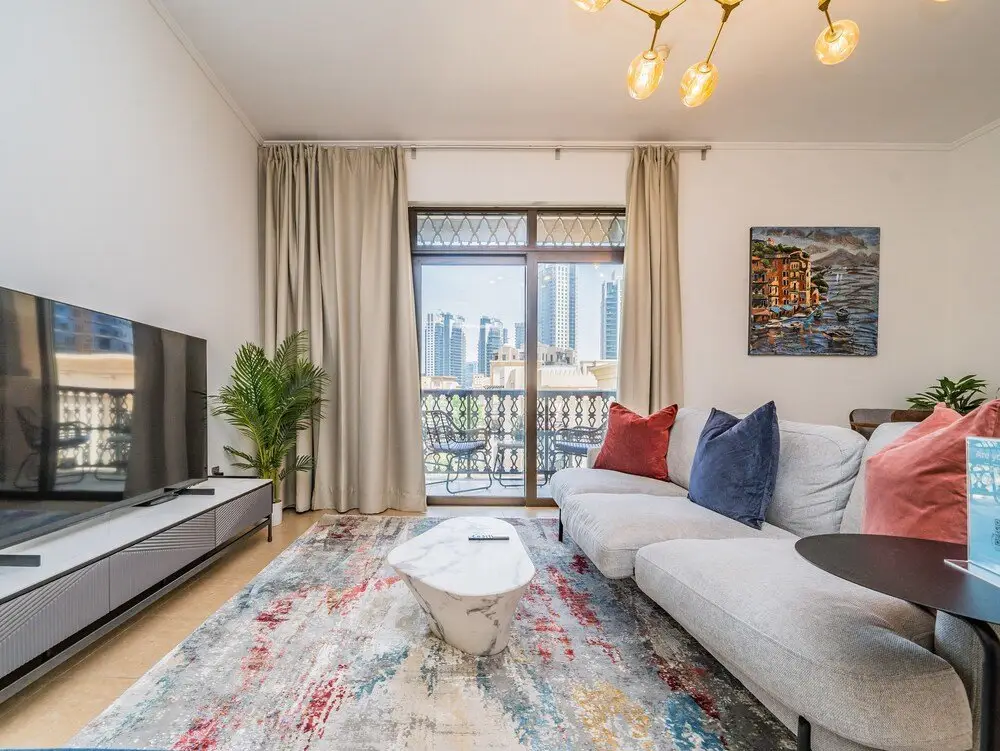 Дубай: Colorful Apartment near Dubai Mall with Balcony