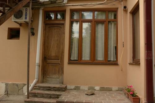 Centrally located house with garden — фото 1