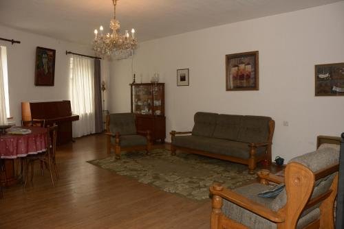 Тбилиси: Centrally located house with garden