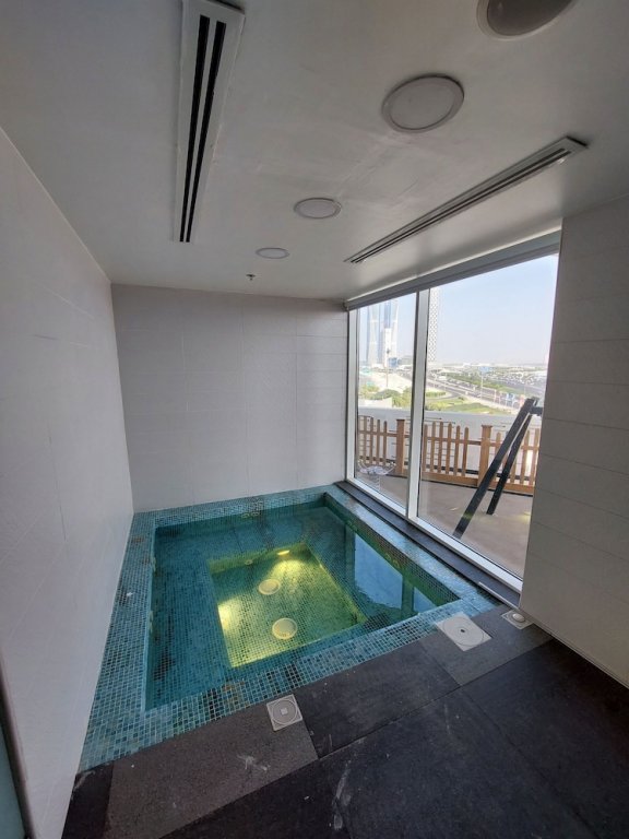 Дубай: Brand New Modern Studio, Burj Khalifa View Pool