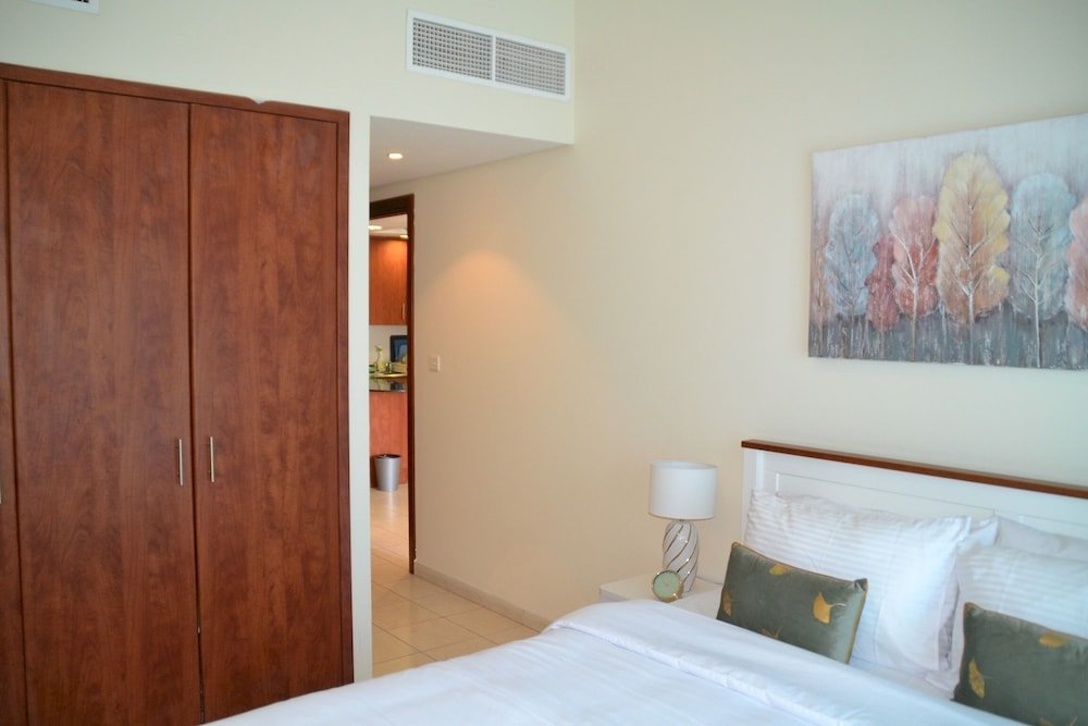 Дубай: Delightful Lake View 1 Bedroom in JLT