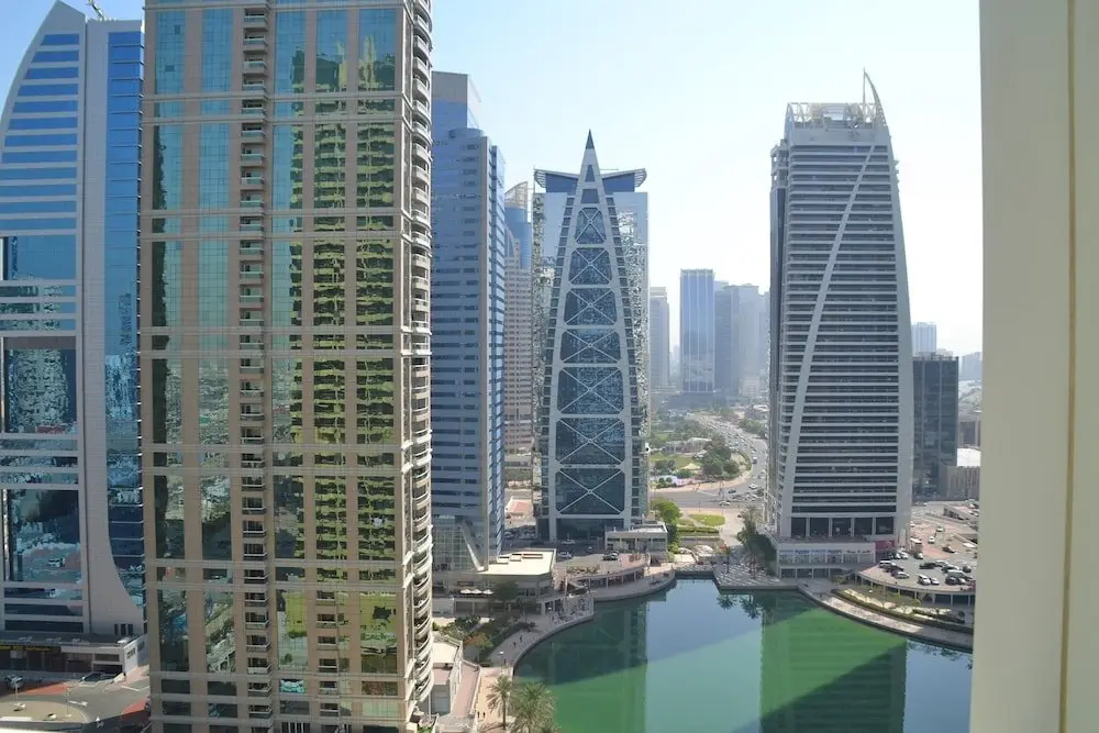 Дубай: Delightful Lake View 1 Bedroom in JLT