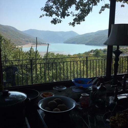 Ананури: Panoramic mountain and lake views near Ananuri Fortress