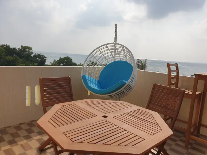 Атолл Лхавийани: One the Island