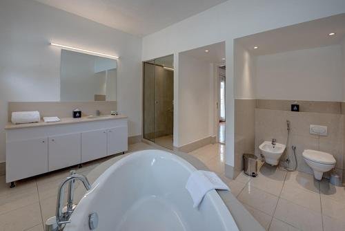 Дубай: J5 Four Bedroom Villa in Al Wasl For Family Stay Only