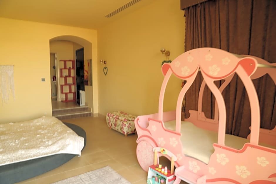 Рас-эль-Хайма: 2-Bedroom Private Villa at Cove