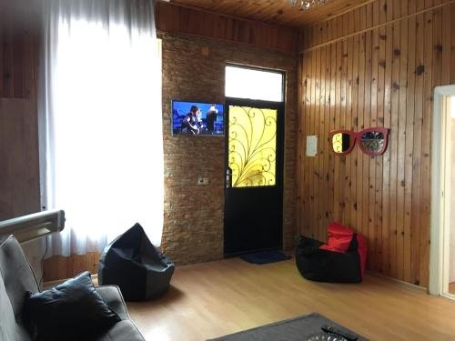 Деканашвилеби: Hostel 13