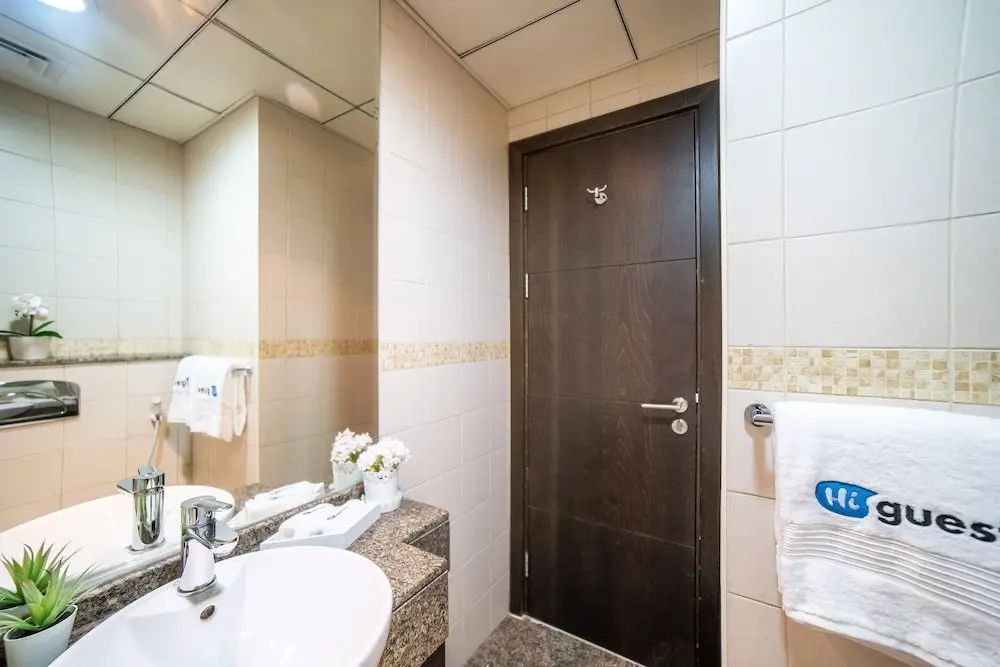 Дубай: West Tower by Hi Guests Vacation Homes