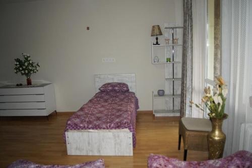Тбилиси: peaceful yellow hostel with garden