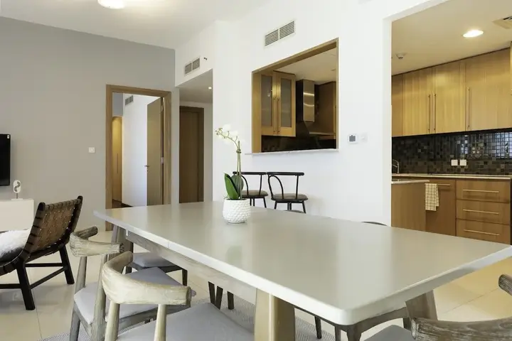 Дубай: Sleek & Serene Apartment w/ Stunning Marina Views