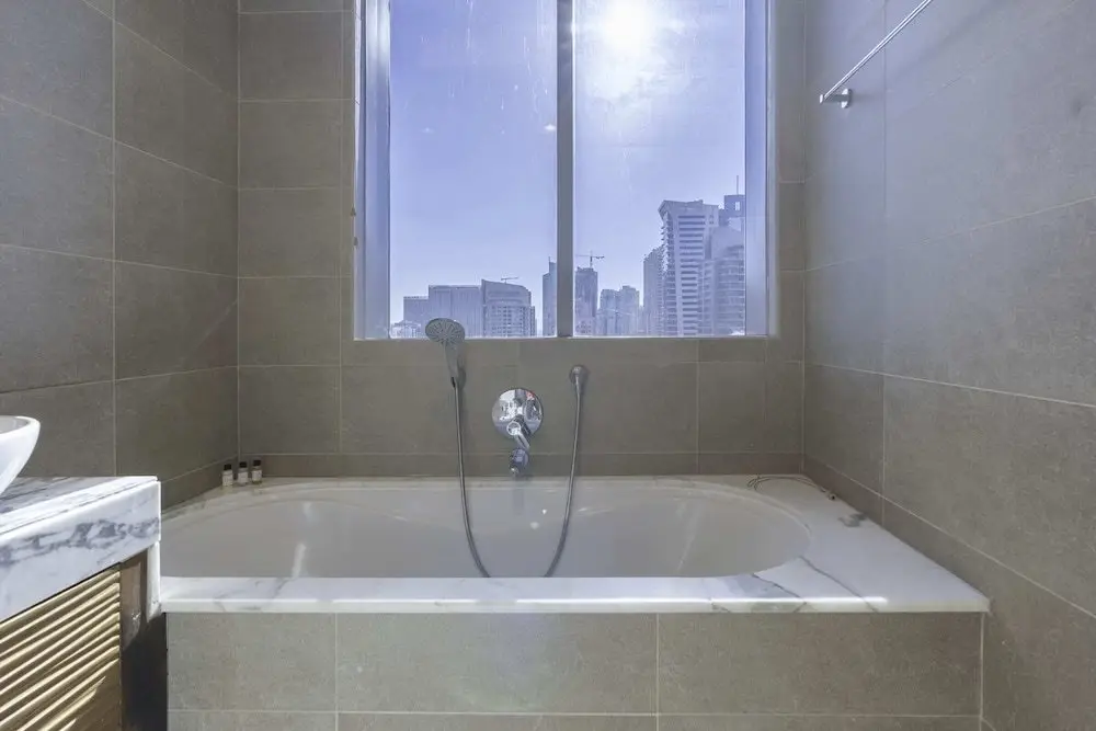 Дубай: Sleek & Serene Apartment w/ Stunning Marina Views