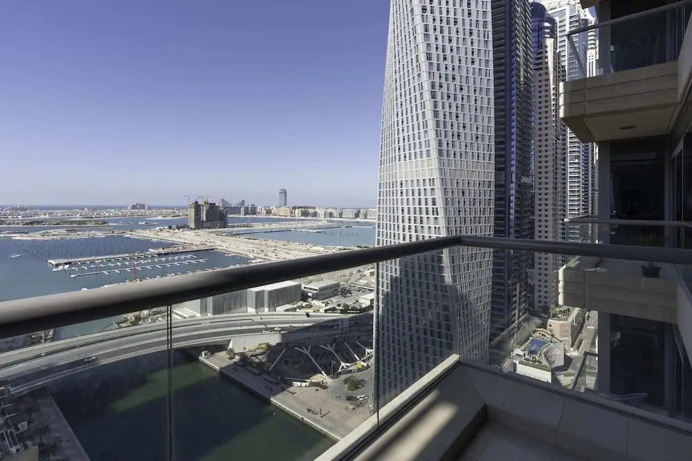 Дубай: Sleek & Serene Apartment w/ Stunning Marina Views