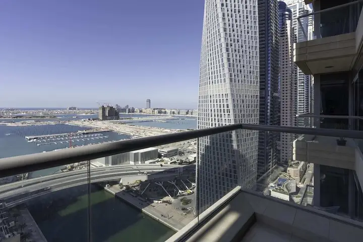Дубай: Sleek & Serene Apartment w/ Stunning Marina Views