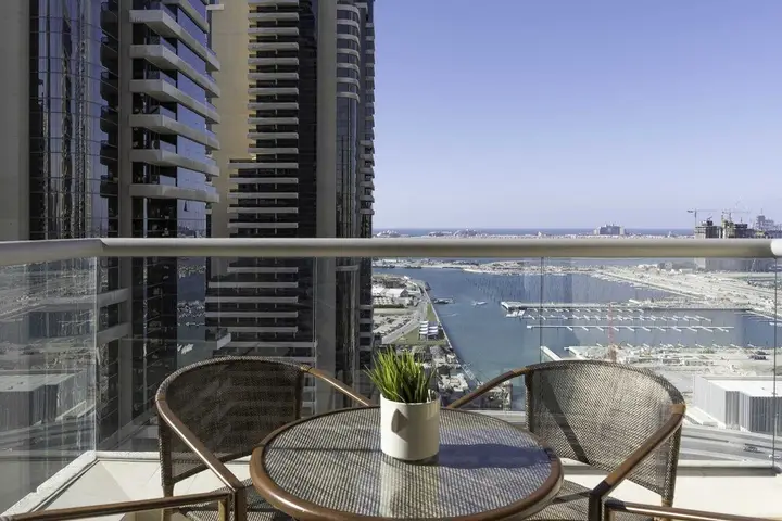 Дубай: Sleek & Serene Apartment w/ Stunning Marina Views