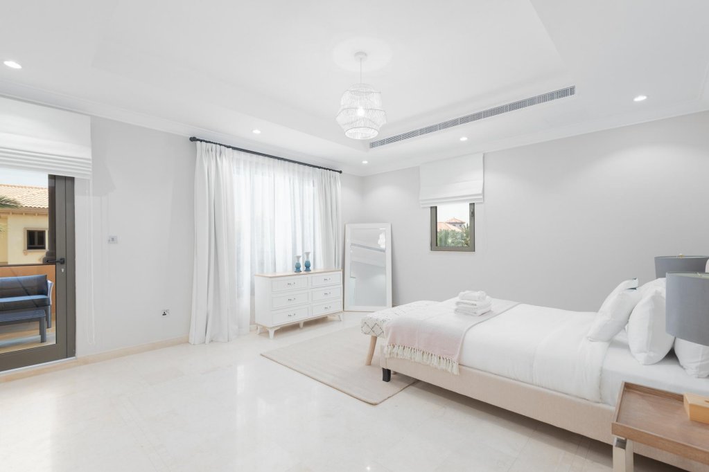 Дубай: Maison Privee - Luxury 5BR Villa with Private Pool and Beach