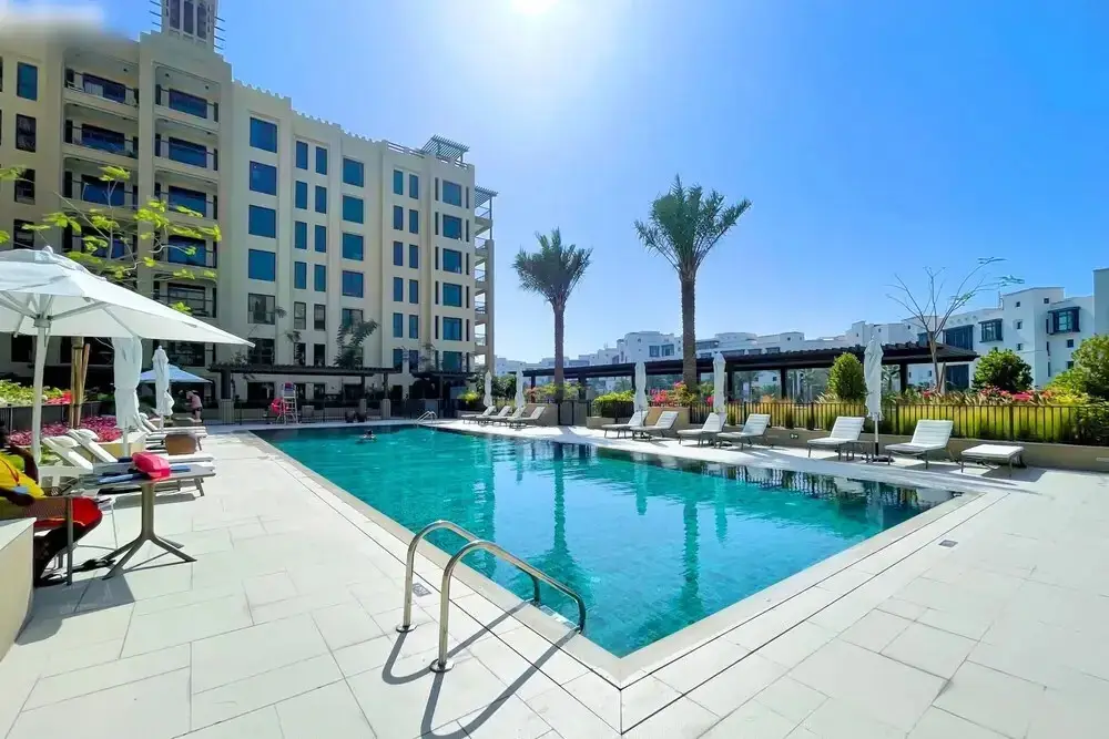 Дубай: Elegant Pool View | 2BR Apartment